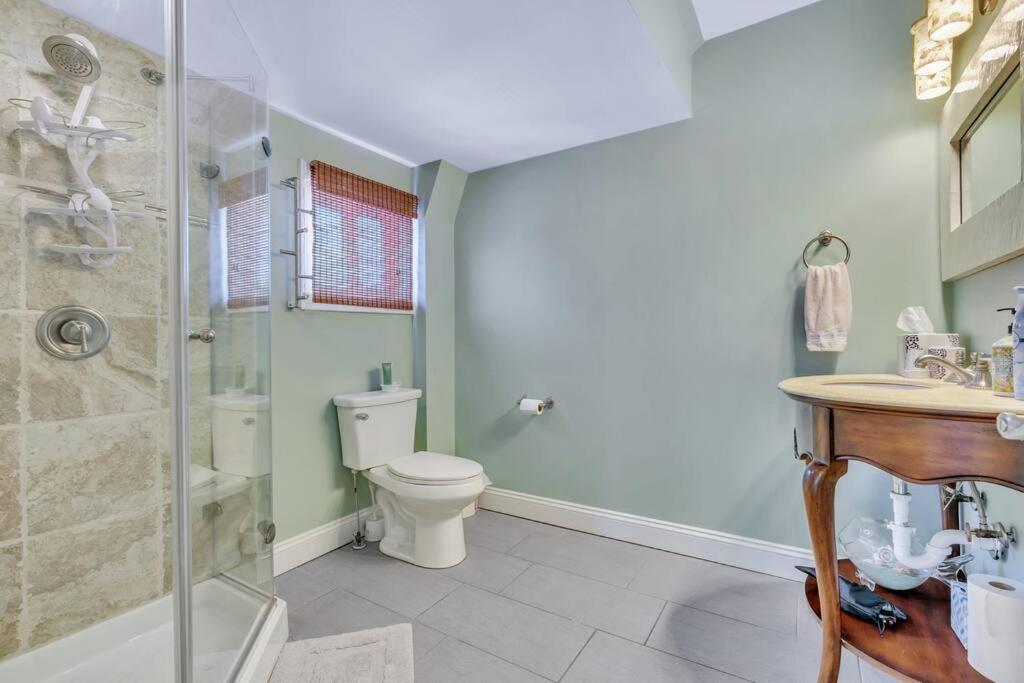 King Suite at Saltwater Inn