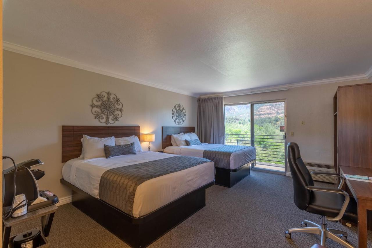 Queen Room with Balcony at Cedars Resort