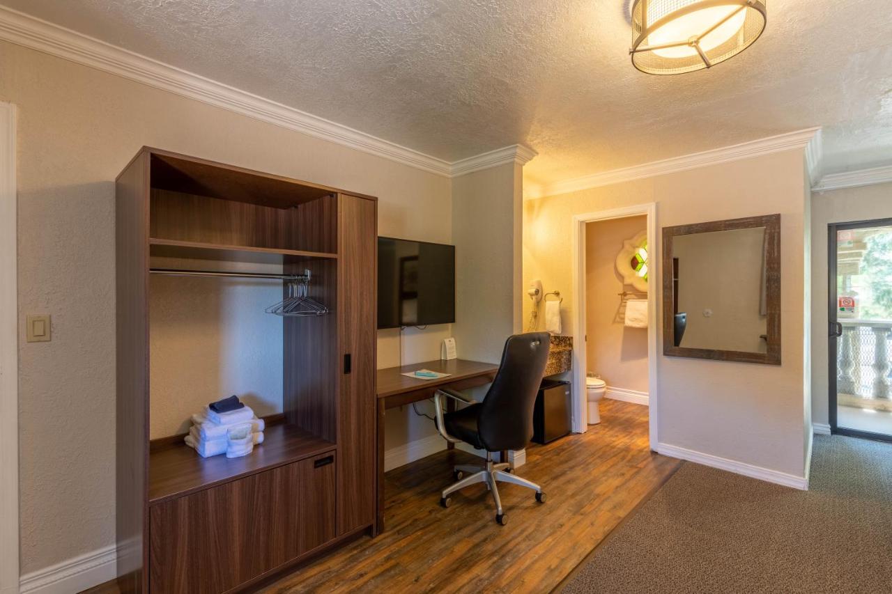 Standard Queen Room at Cedars Resort
