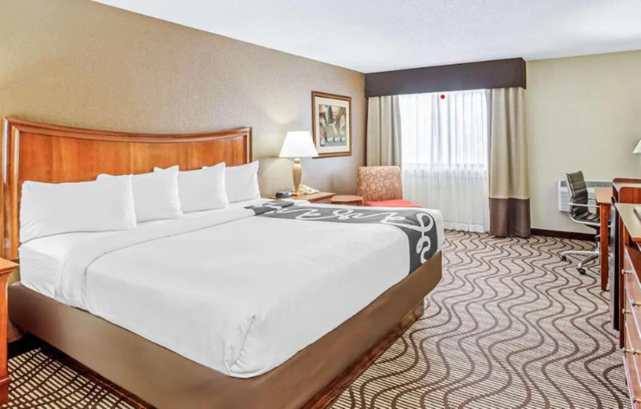 King Room at La Quinta Inn & Suites by Wyndham Minneapolis-Minnetonka
