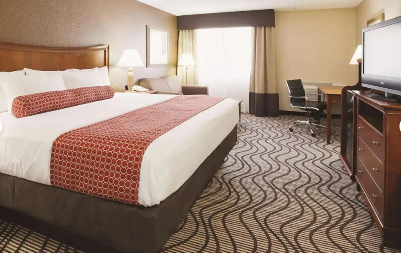 King Room at La Quinta Inn & Suites by Wyndham Minneapolis-Minnetonka