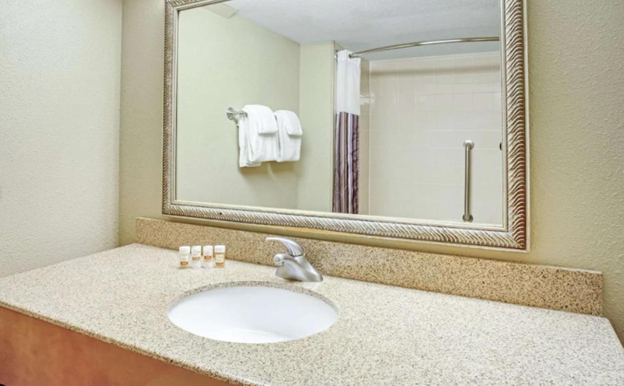 King Room at La Quinta Inn & Suites by Wyndham Minneapolis-Minnetonka
