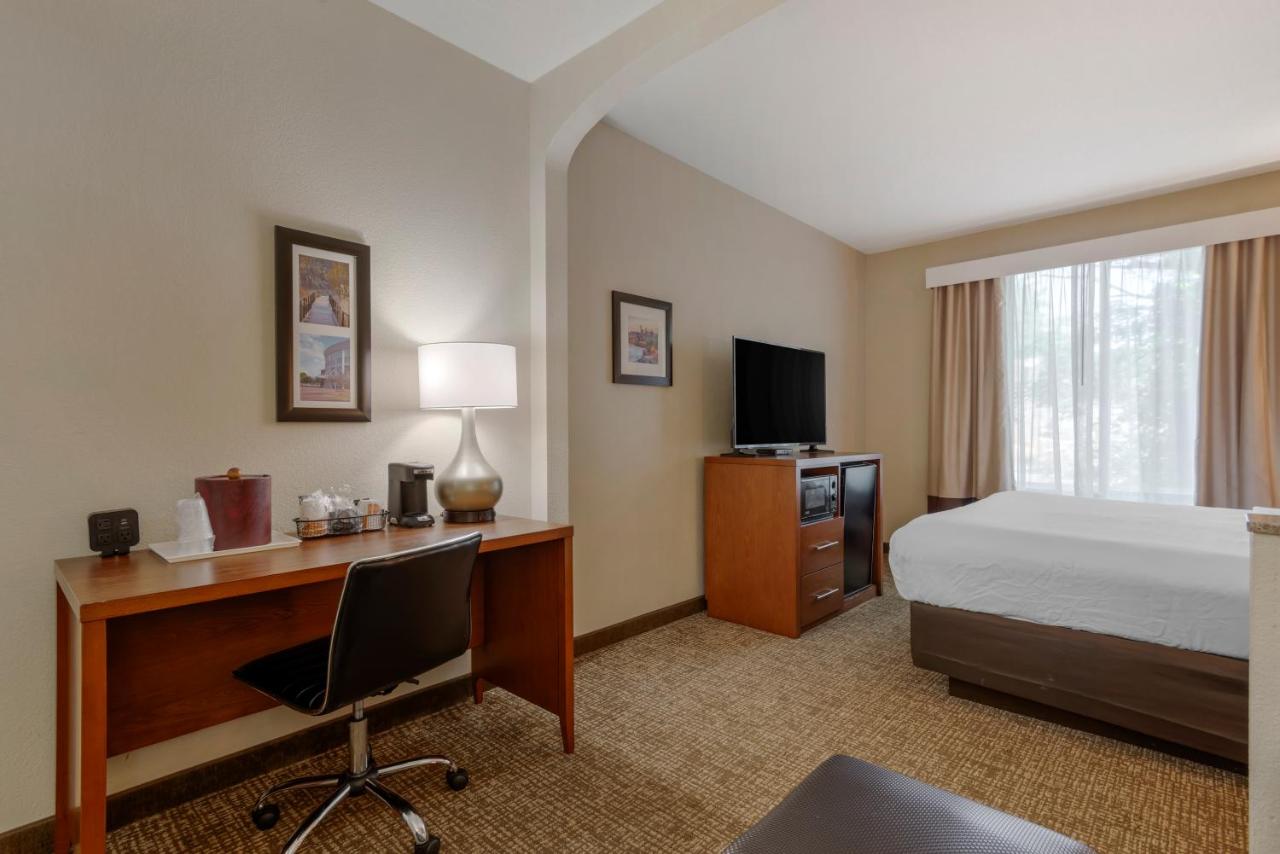 King Suite with Accessible Tub - Accessible/Non-Smoking at Comfort Suites Columbus State University Area