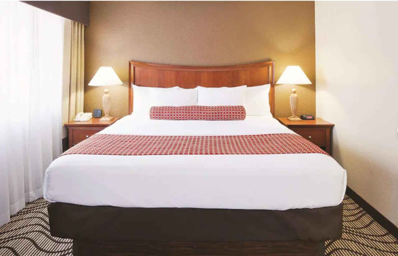Executive King Room at La Quinta Inn & Suites by Wyndham Minneapolis-Minnetonka