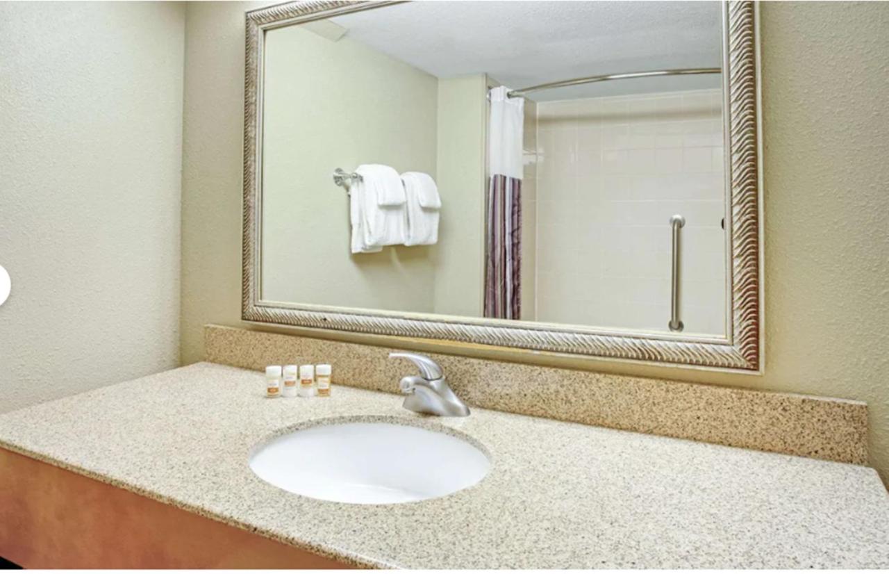 Executive King Room at La Quinta Inn & Suites by Wyndham Minneapolis-Minnetonka