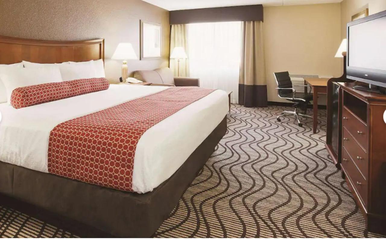 Executive King Room at La Quinta Inn & Suites by Wyndham Minneapolis-Minnetonka