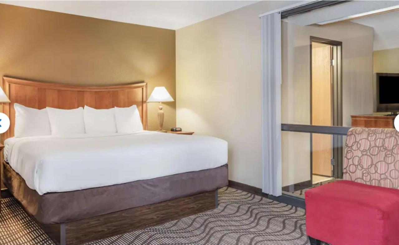 King Suite at La Quinta Inn & Suites by Wyndham Minneapolis-Minnetonka