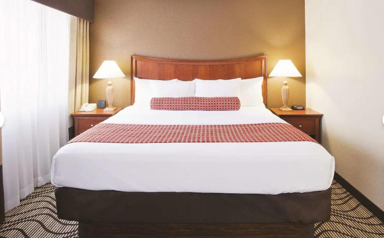 King Suite at La Quinta Inn & Suites by Wyndham Minneapolis-Minnetonka