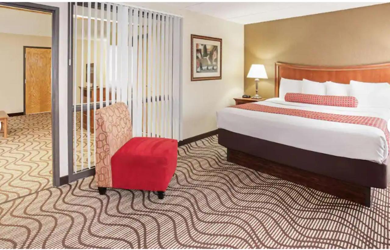 King Suite at La Quinta Inn & Suites by Wyndham Minneapolis-Minnetonka