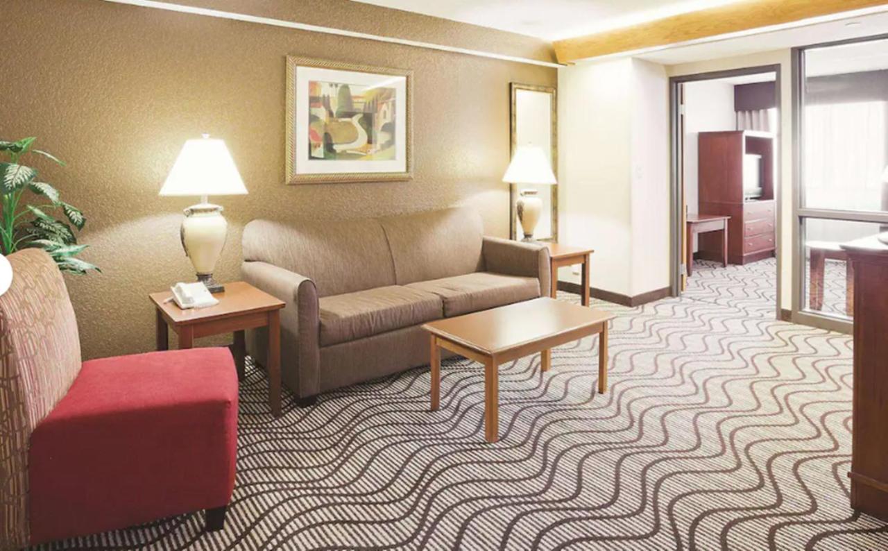 King Suite at La Quinta Inn & Suites by Wyndham Minneapolis-Minnetonka
