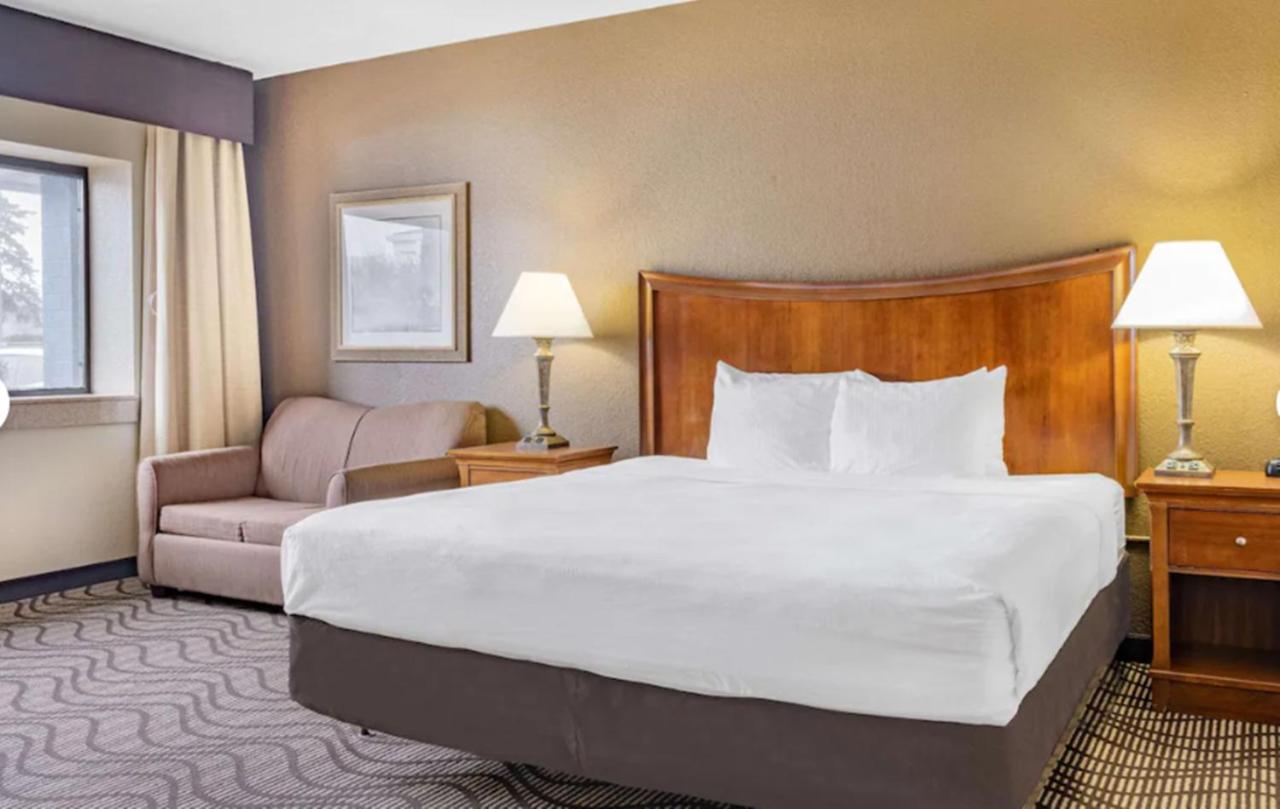 King Room with Mobility/Hearing Impaired Access - Non-Smoking at La Quinta Inn & Suites by Wyndham Minneapolis-Minnetonka