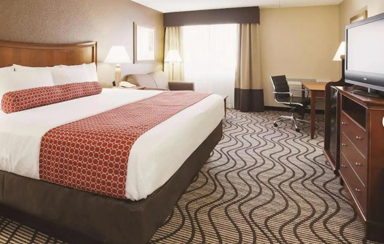 King Room with Mobility/Hearing Impaired Access - Non-Smoking at La Quinta Inn & Suites by Wyndham Minneapolis-Minnetonka
