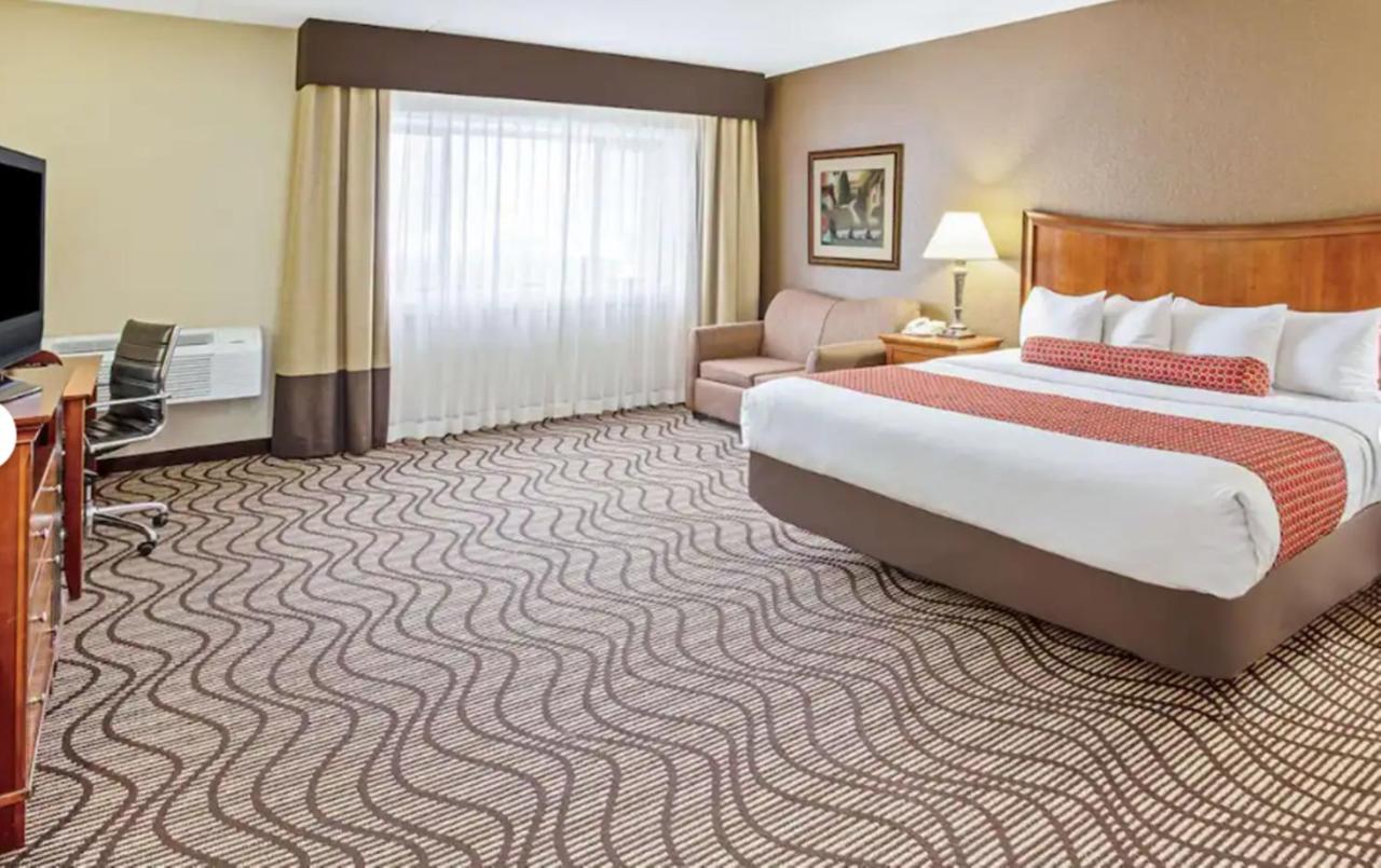 King Room with Mobility/Hearing Impaired Access - Non-Smoking at La Quinta Inn & Suites by Wyndham Minneapolis-Minnetonka