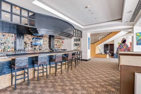  | HILTON DOUBLETREE-lUXURY SUITE 2 QUEEN BEDS UP TO 6 GUESTS