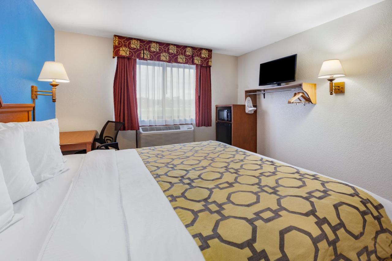 King Room - Disability Access/Non-Smoking at Baymont by Wyndham Perrysburg/Toledo