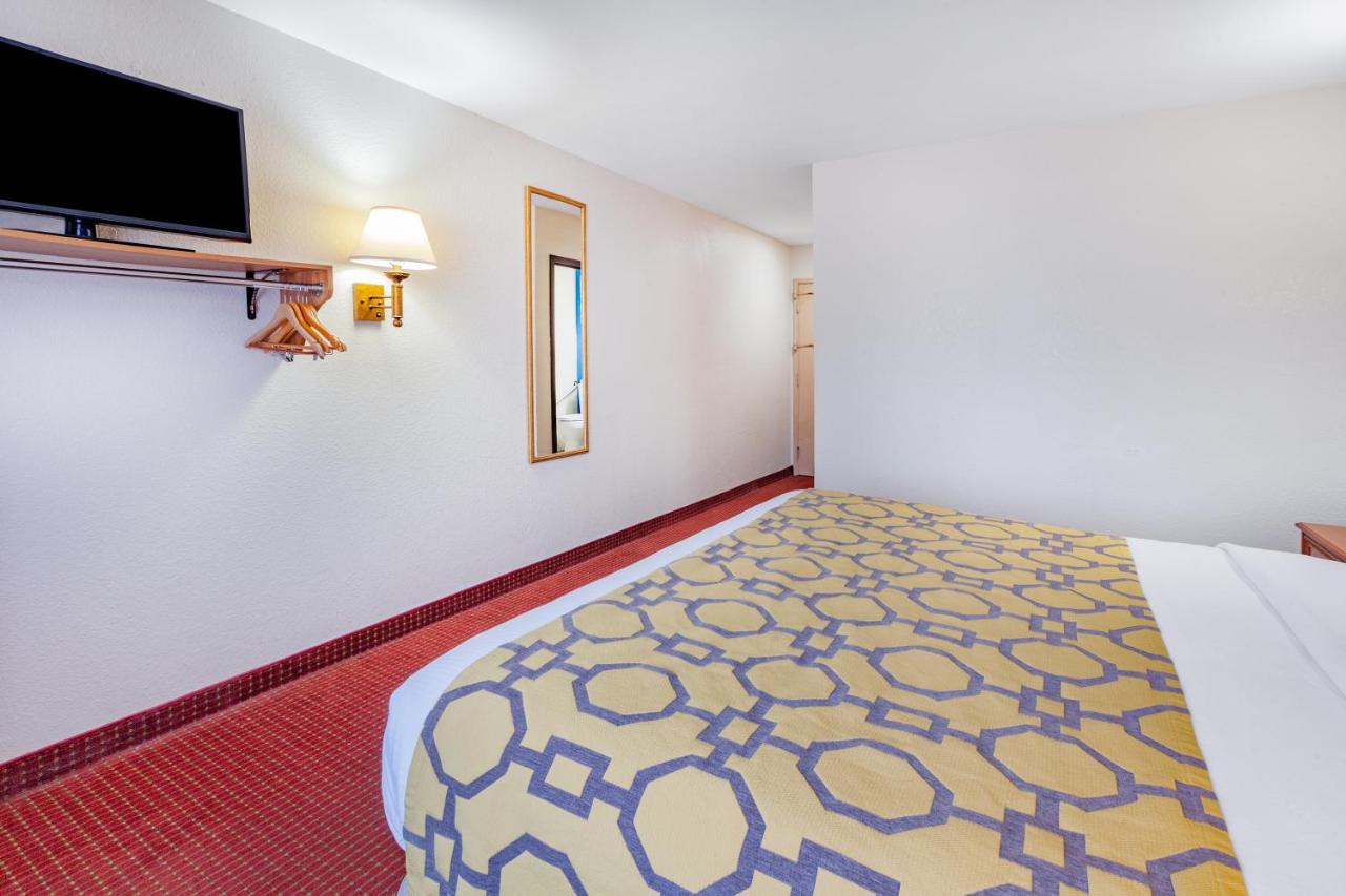 King Room - Disability Access/Non-Smoking at Baymont by Wyndham Perrysburg/Toledo