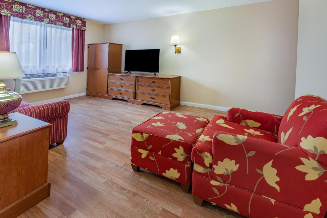 One-Bedroom King Suite - Non-Smoking at Baymont by Wyndham Perrysburg/Toledo