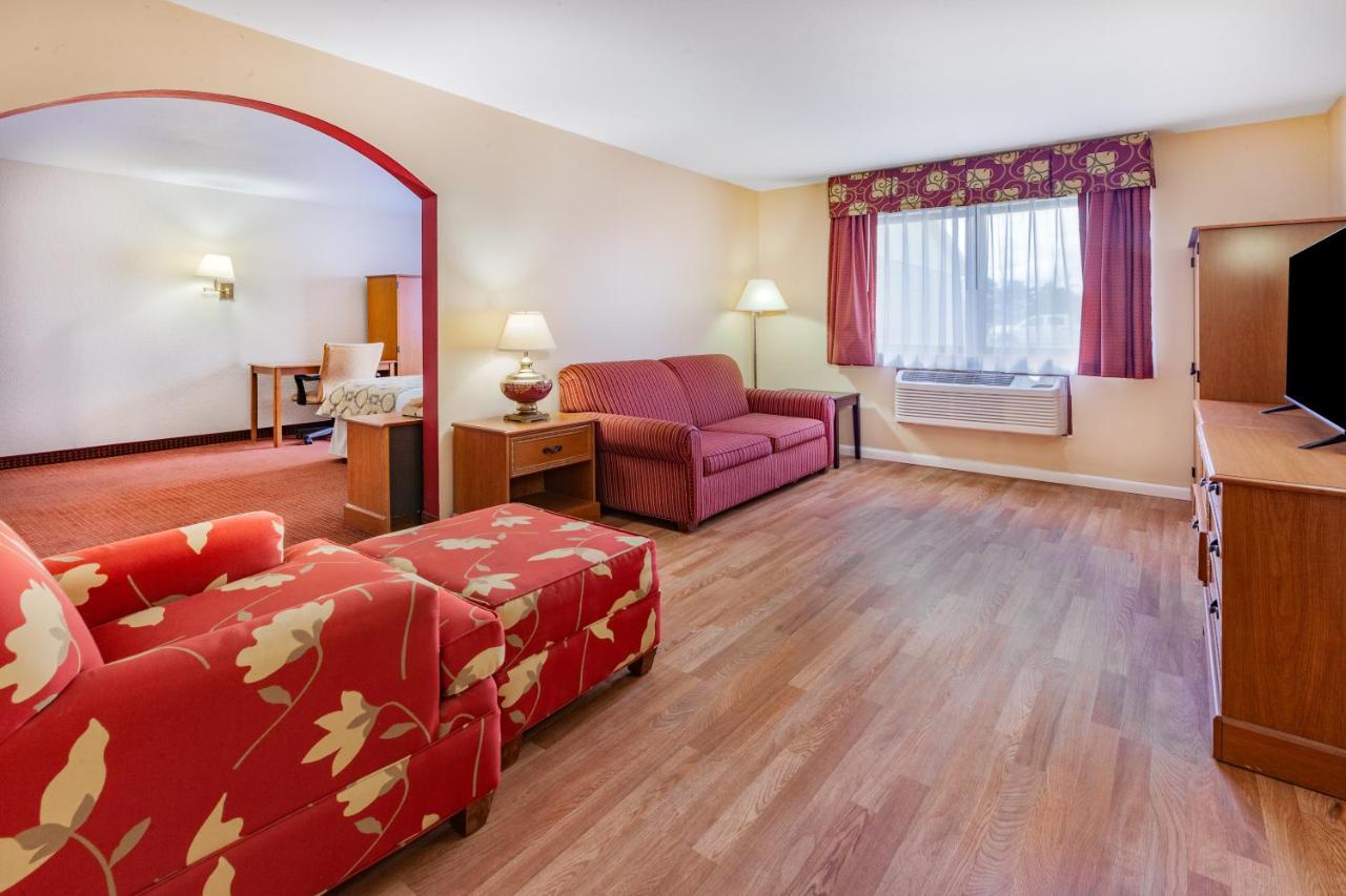One-Bedroom King Suite - Non-Smoking at Baymont by Wyndham Perrysburg/Toledo
