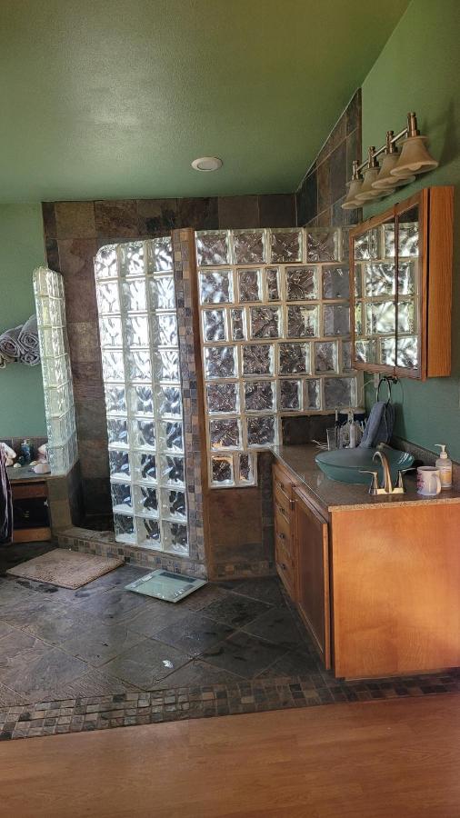 | Quiet Artist Suite