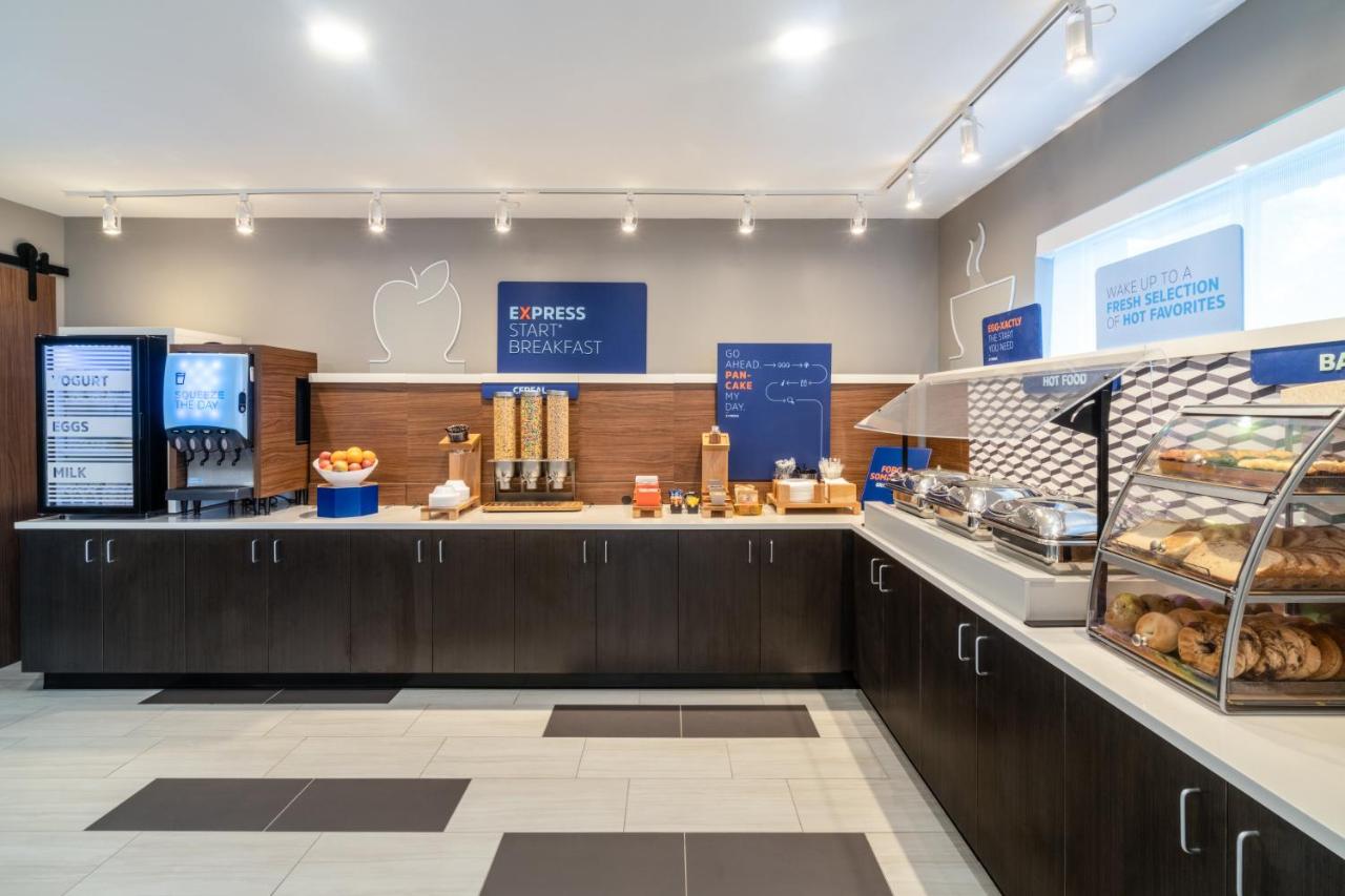 | Holiday Inn Express Hotel & Suites Bluffton at Hilton Head Area, an IHG Hotel