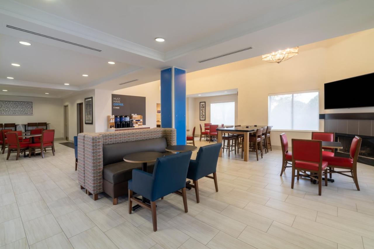 | Holiday Inn Express Hotel & Suites Bluffton at Hilton Head Area, an IHG Hotel