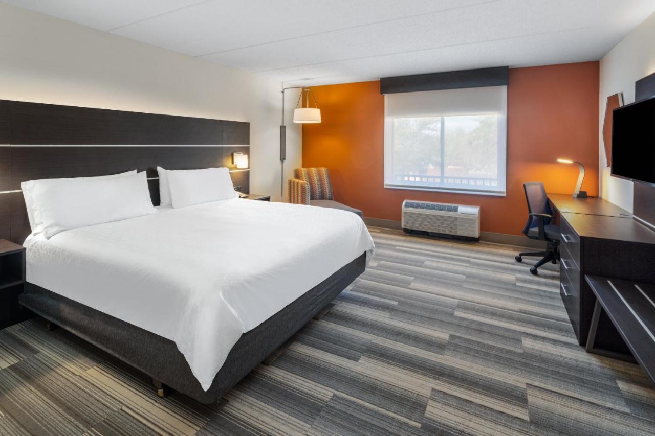 | Holiday Inn Express Hotel & Suites Bluffton at Hilton Head Area, an IHG Hotel