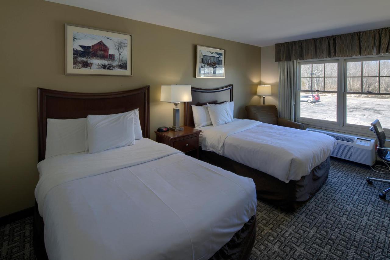 Deluxe Double Room at Country Inn at The Mall