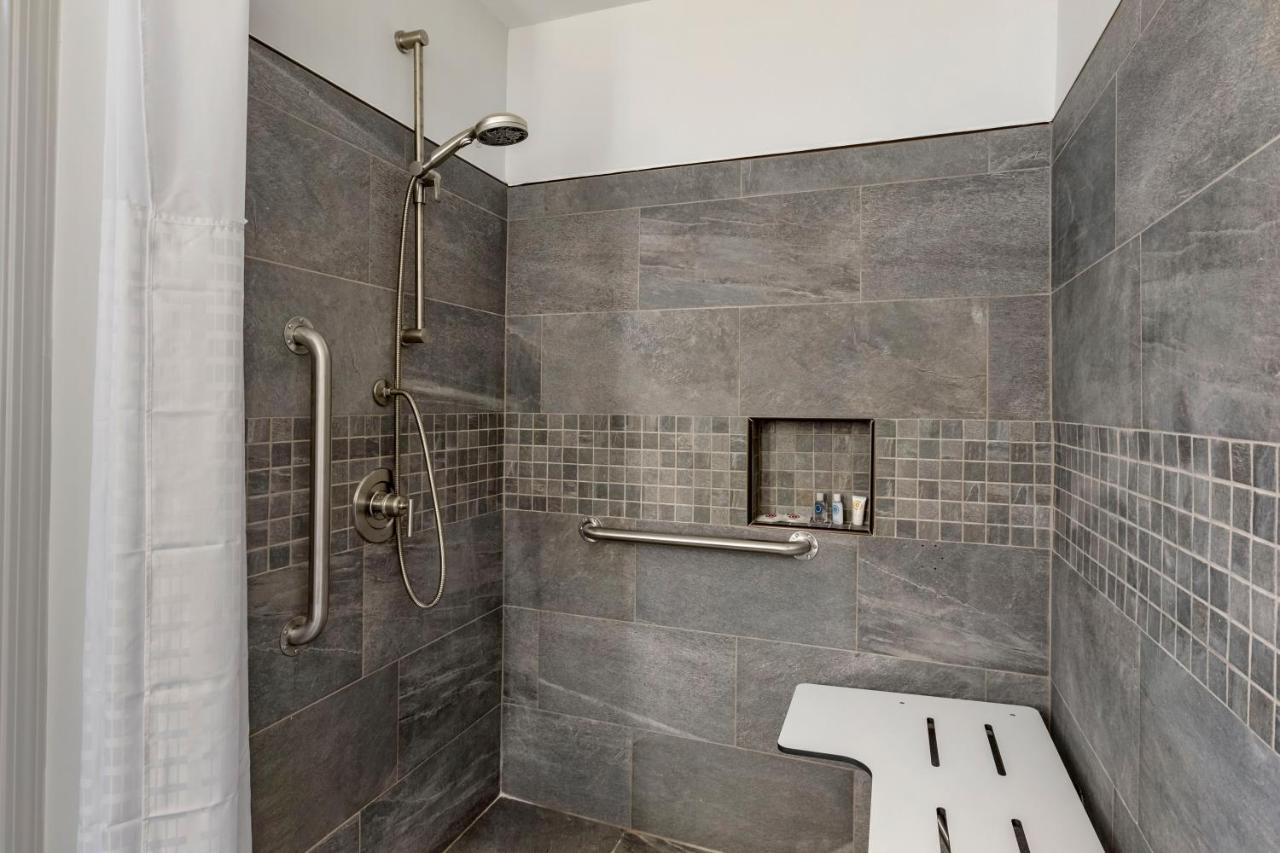 Queen Room - Disability Access at Comfort Inn Mount Pleasant – Racine