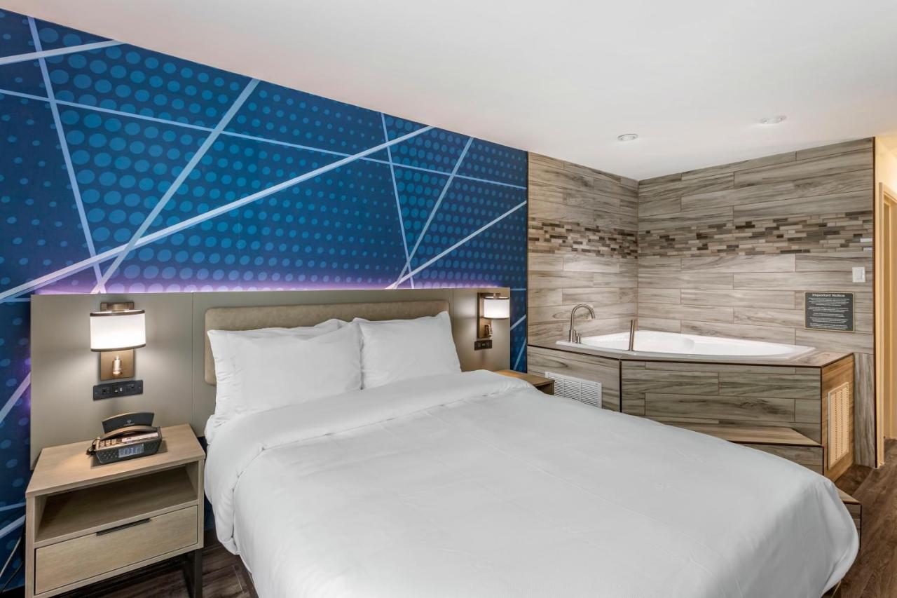Queen Room - Promotional/Non Smoking at Comfort Inn Mount Pleasant – Racine