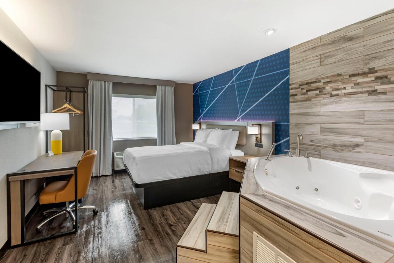 Queen Room - Promotional/Non Smoking at Comfort Inn Mount Pleasant – Racine