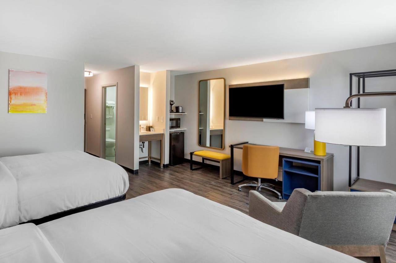 Queen Suite at Comfort Inn Mount Pleasant – Racine