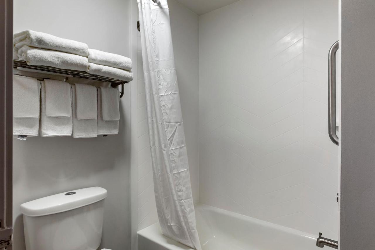 Queen Suite at Comfort Inn Mount Pleasant – Racine