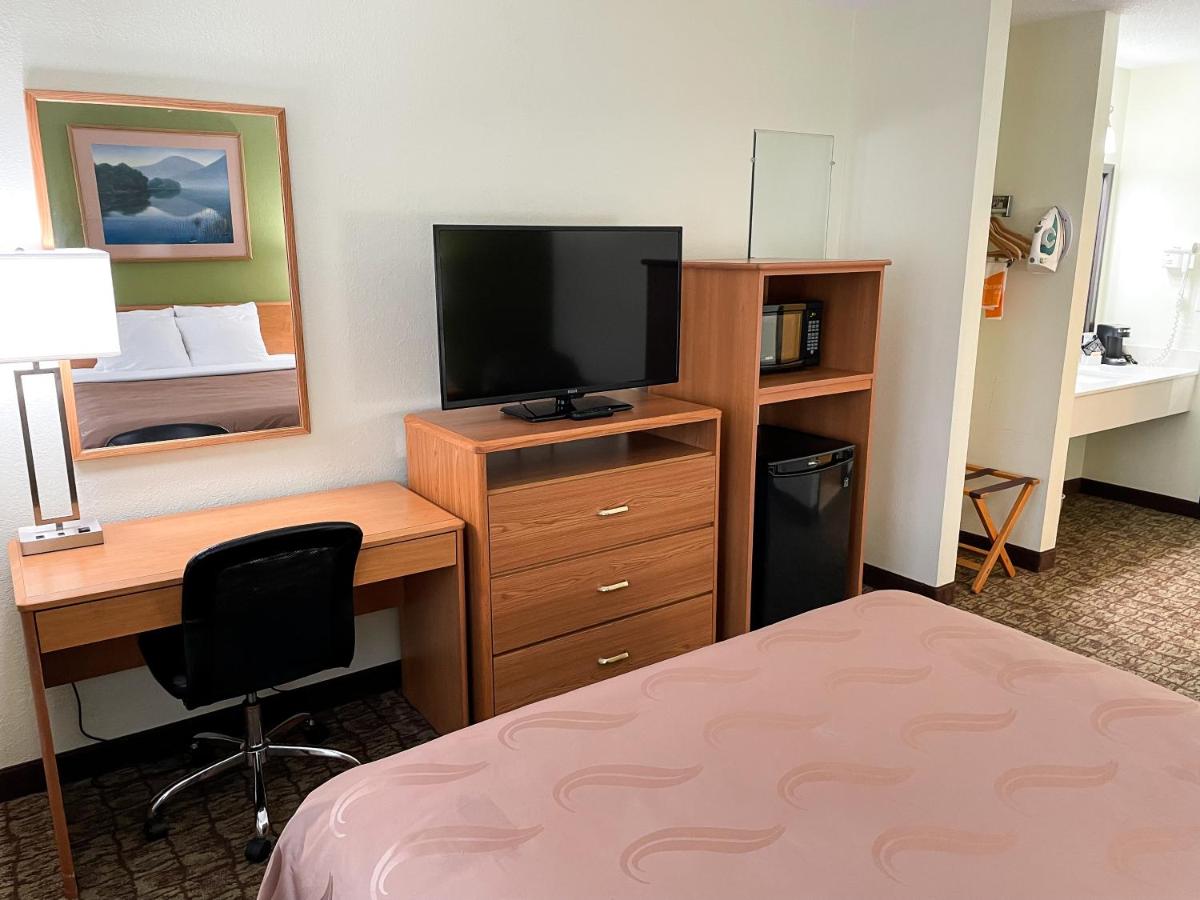 Queen Room - Non-Smoking at Hudson Inn & Suites