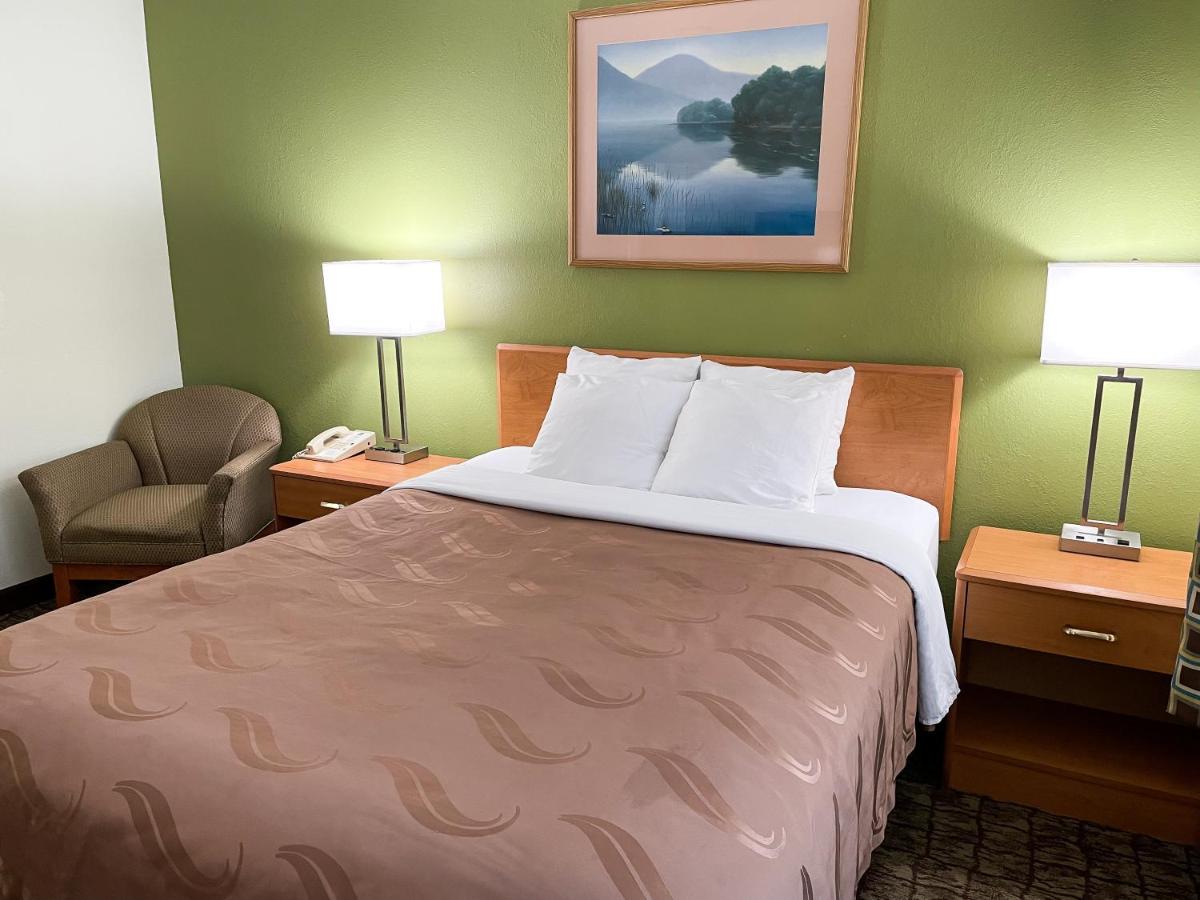 Queen Room - Non-Smoking at Hudson Inn & Suites