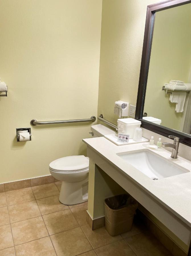 Queen Room - Accessible/Non-Smoking at Hudson Inn & Suites