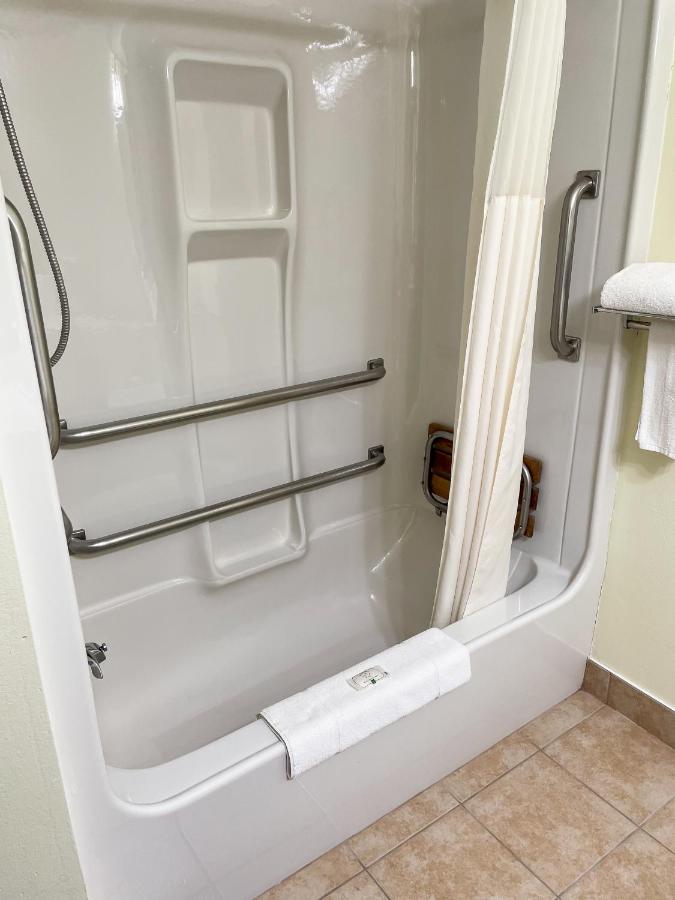 Queen Room - Accessible/Non-Smoking at Hudson Inn & Suites
