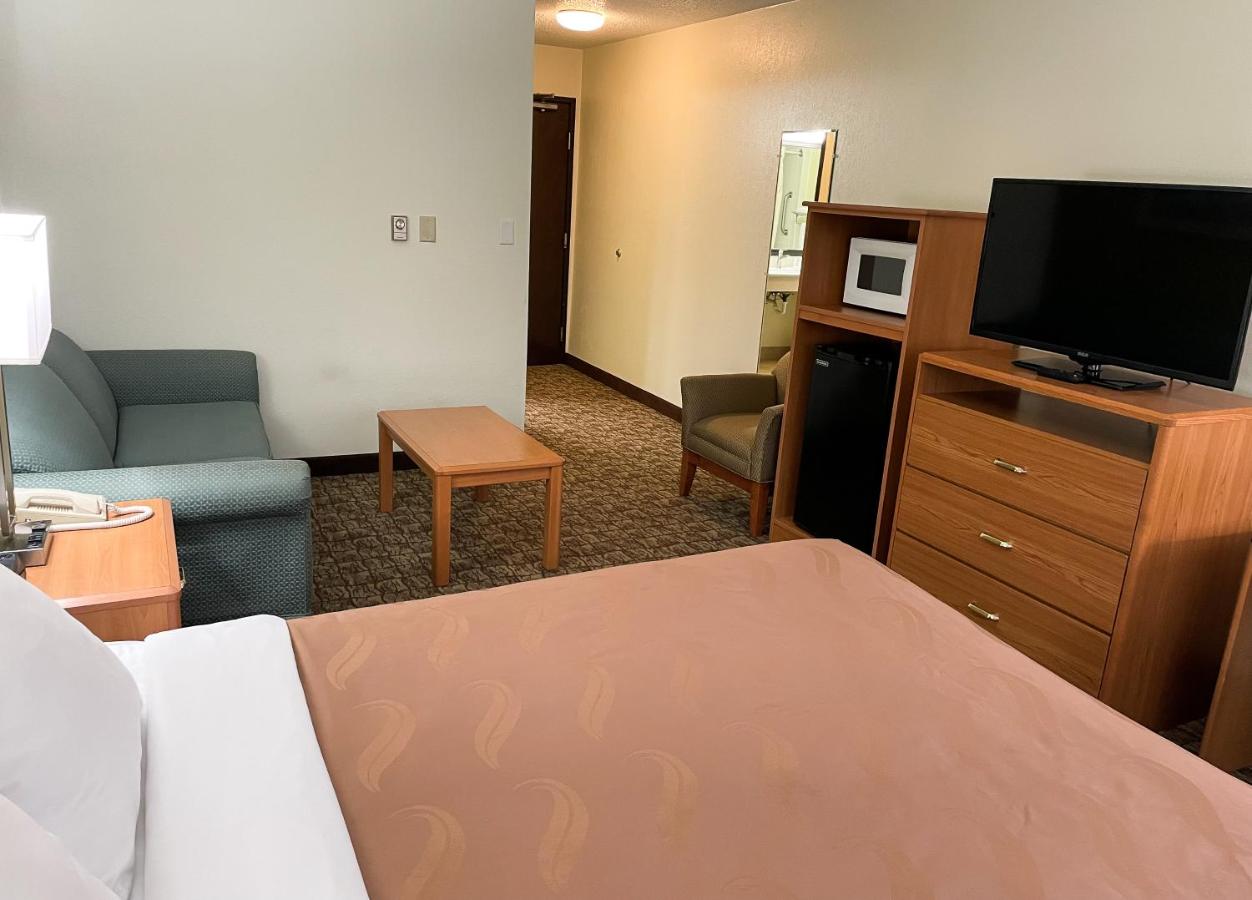 Queen Room - Accessible/Nonsmoking at Hudson Inn & Suites