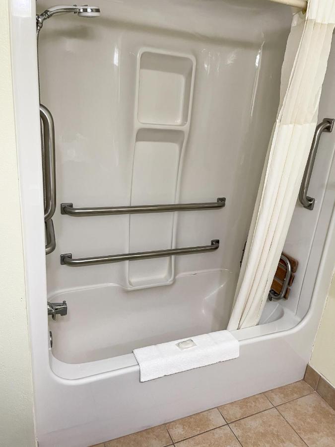 Queen Room - Accessible/Nonsmoking at Hudson Inn & Suites