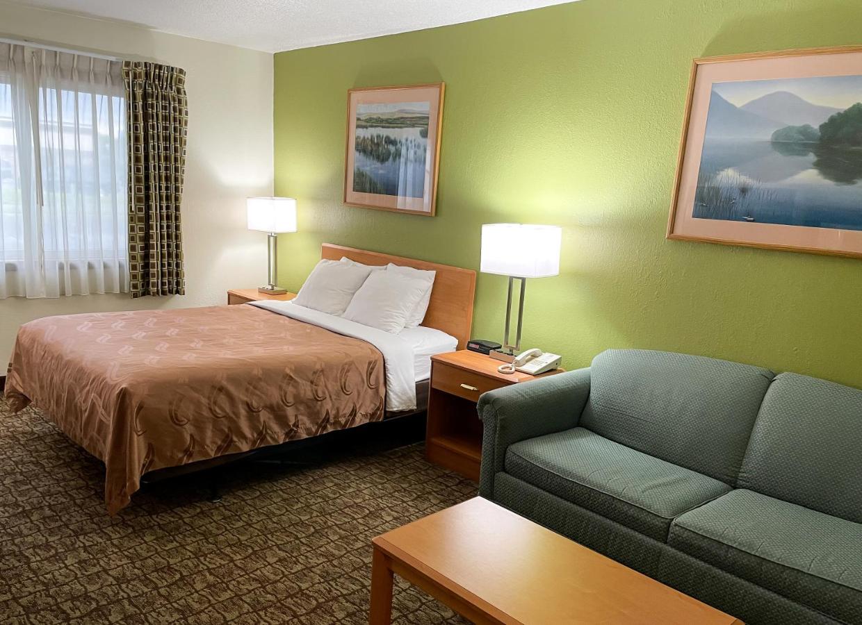 Queen Room - Accessible/Nonsmoking at Hudson Inn & Suites