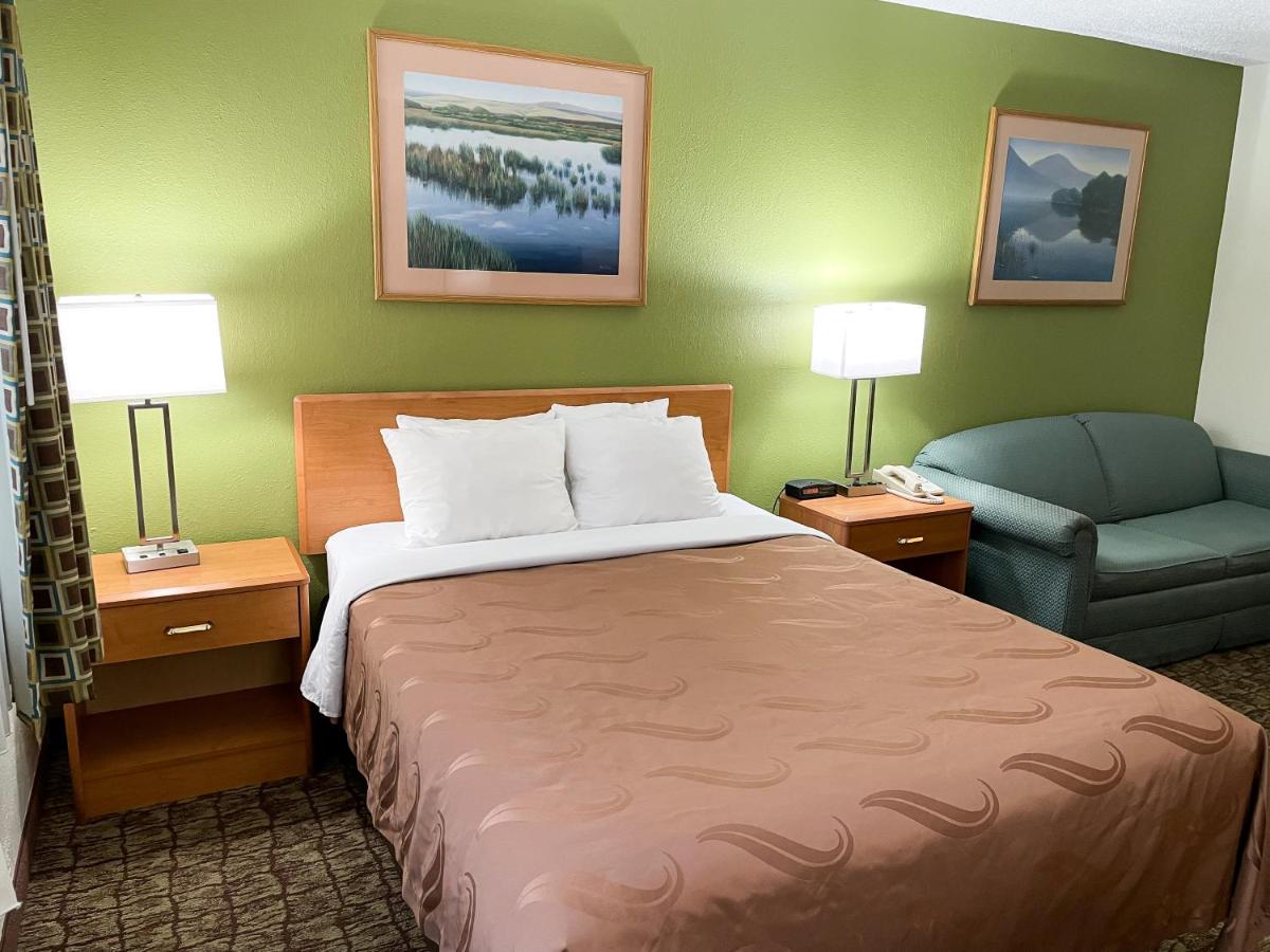 Queen Room - Accessible/Nonsmoking at Hudson Inn & Suites