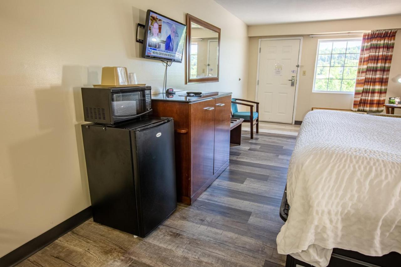 Non Smoking Deluxe King Room at Rosebud Inn