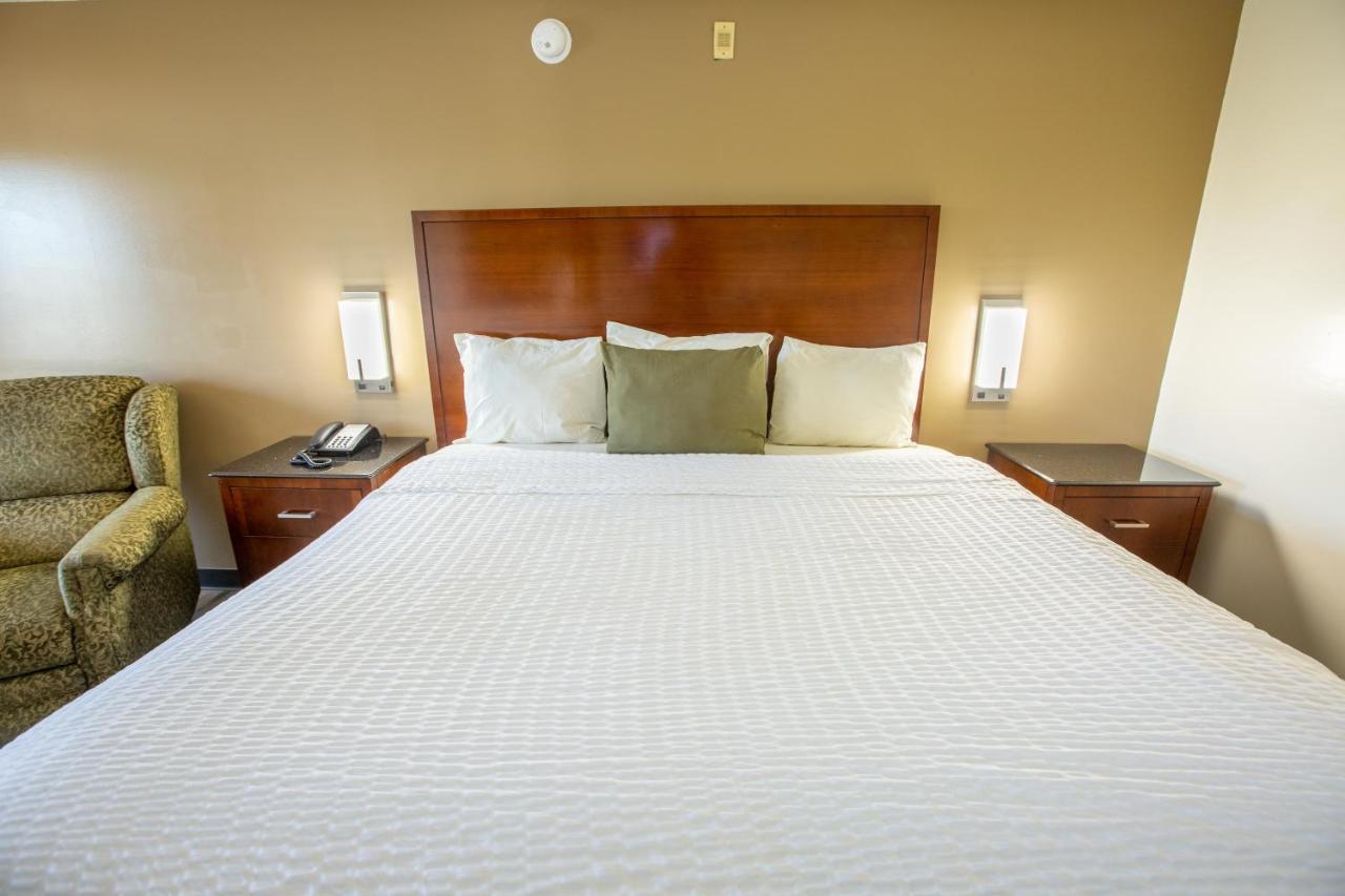 Non Smoking Deluxe King Room at Rosebud Inn