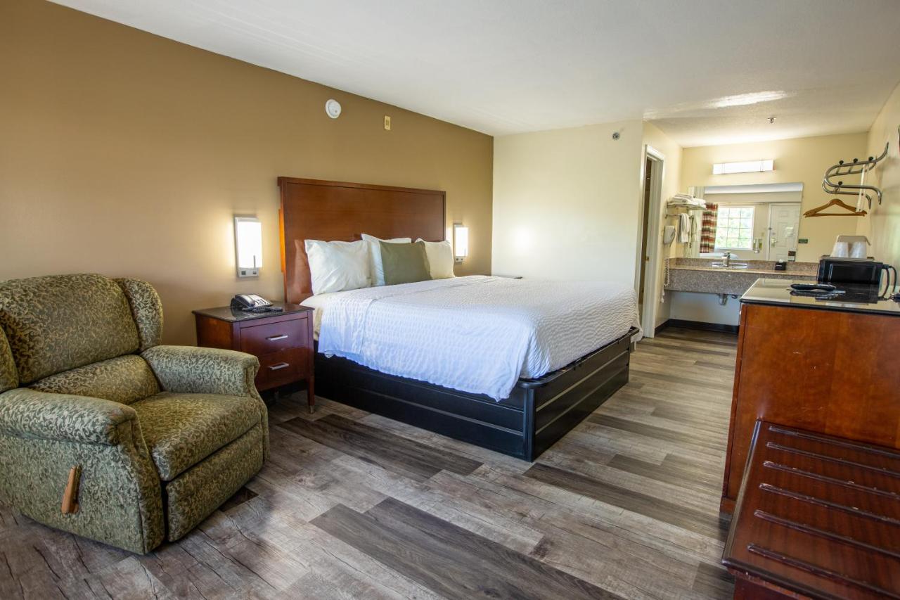 Non Smoking Deluxe King Room at Rosebud Inn
