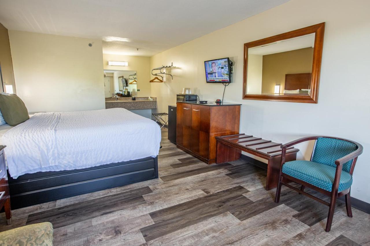 Non Smoking Deluxe King Room at Rosebud Inn