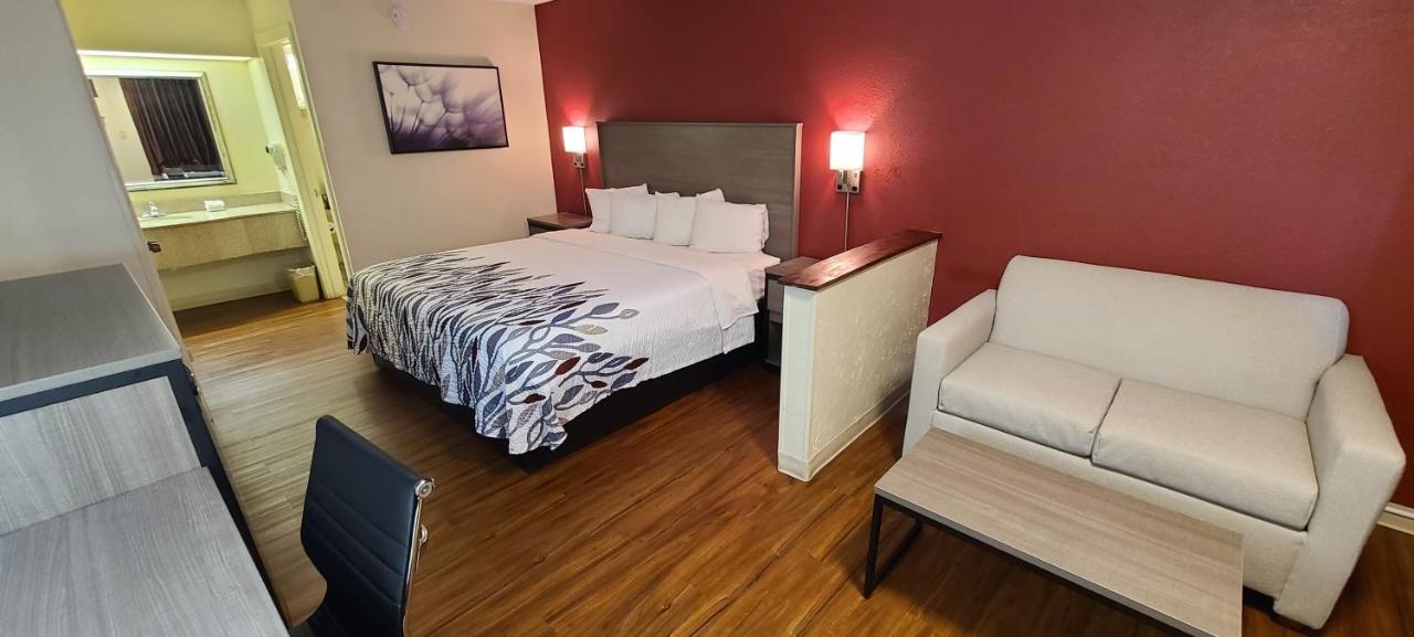 Superior King Room Non-Smoking at Red Roof Inn & Suites Cornelius – Lake Norman