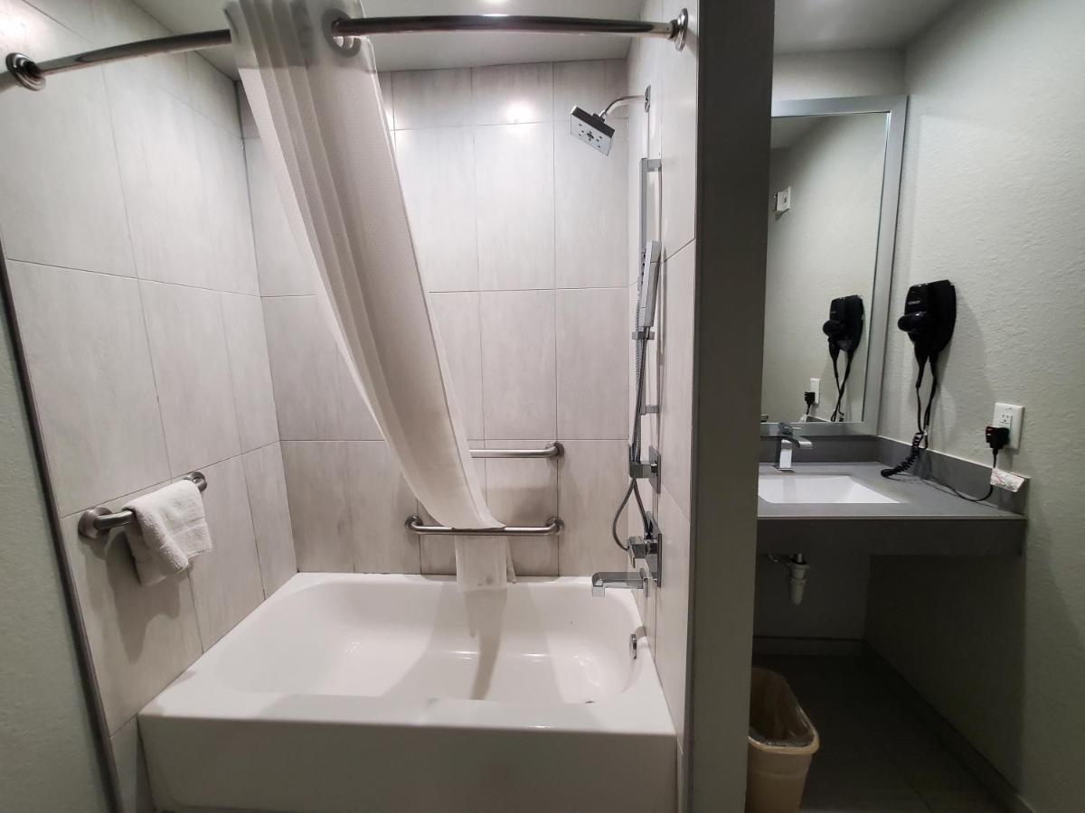 Double Queen Handicapped at Crystal Inn