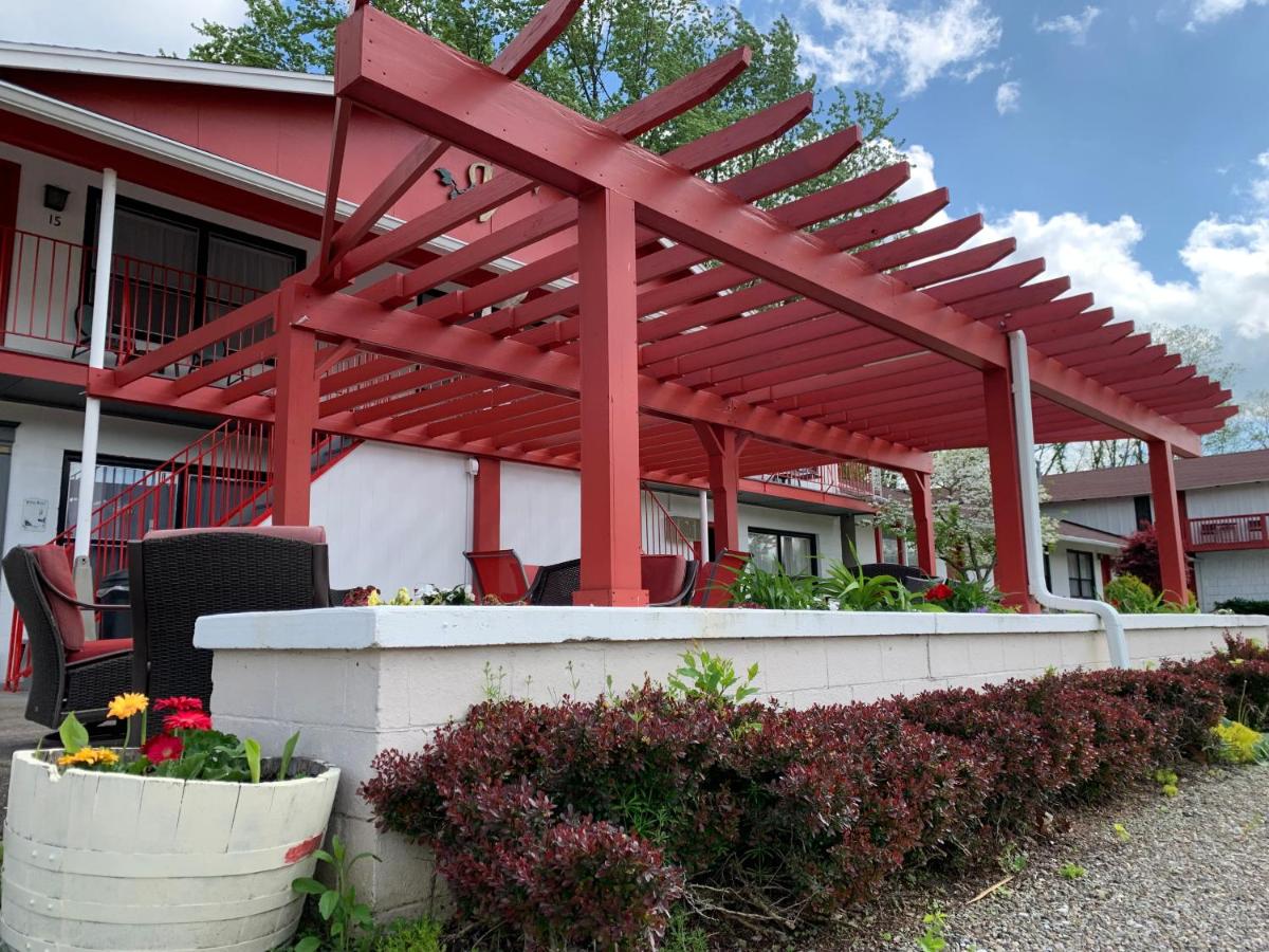  | Vinehurst Inn & Suites