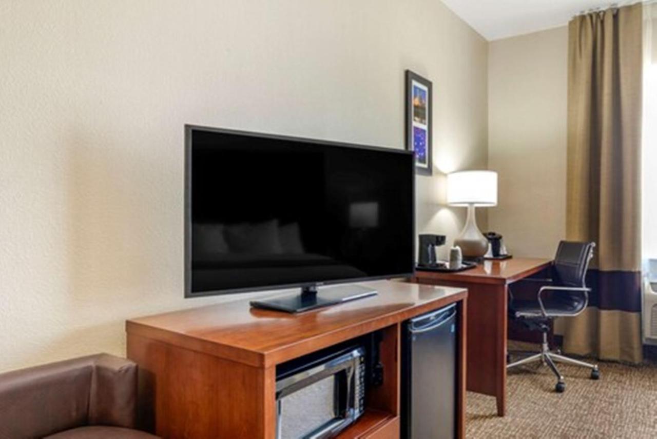 King Room - Non-Smoking/Pet Friendly at Comfort Inn Near UNT