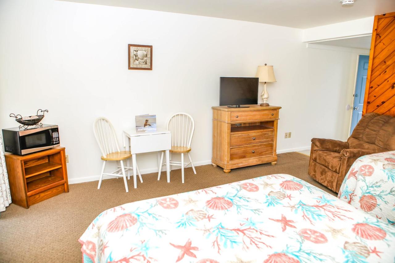 2 QUEEN BEDS NONSMOKING at Waterside Inn