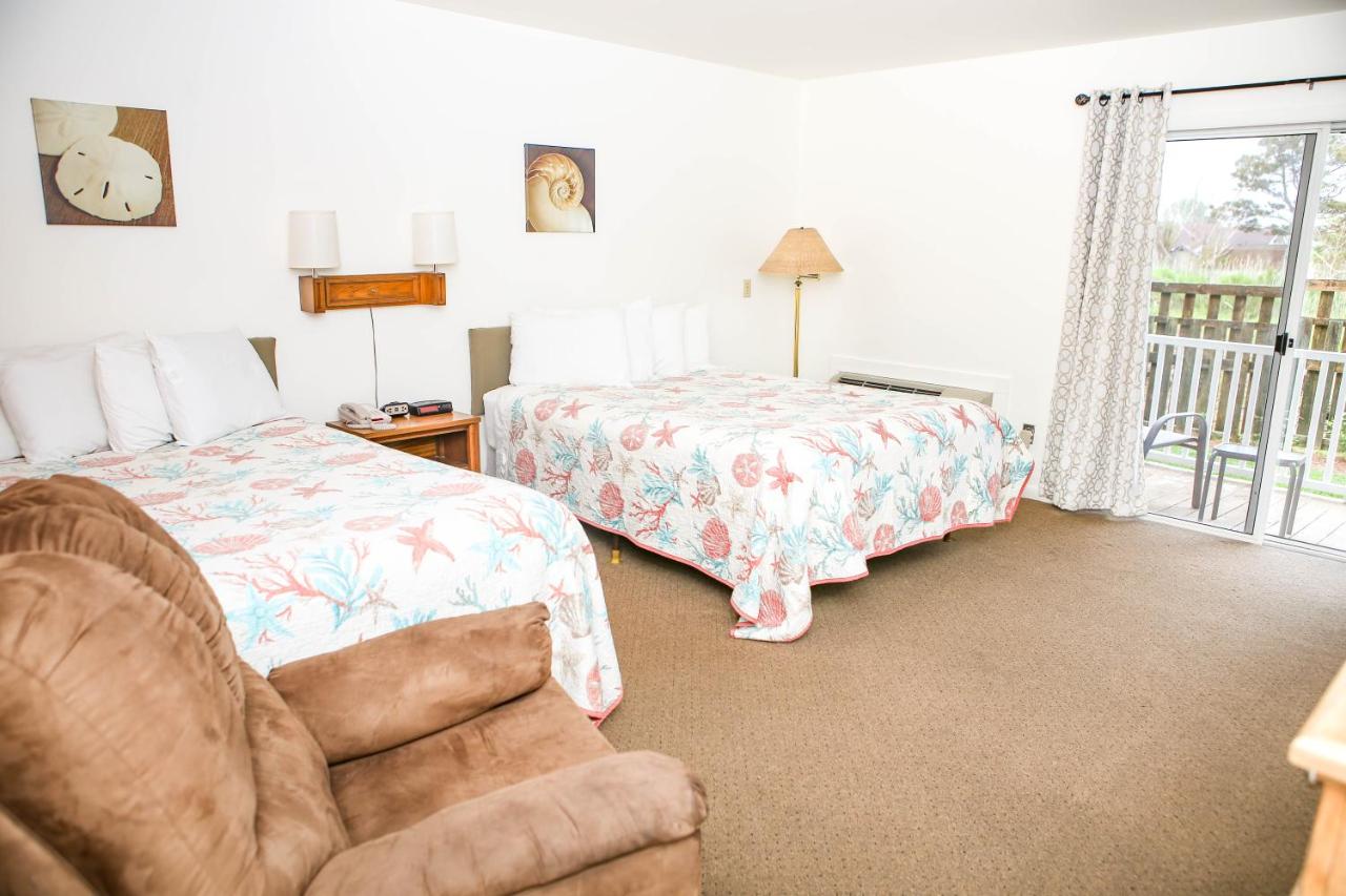 2 QUEEN BEDS NONSMOKING at Waterside Inn